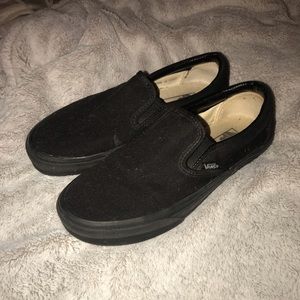ALL BLACK VANS SLIP ONS